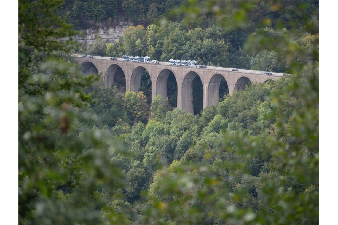 A8-Neubau am Albaufstieg auf dem Prüfstand Autos fahren am Drackensteiner Hang auf der A8 über die Drachenlochbrücke. Foto: Marijan Murat