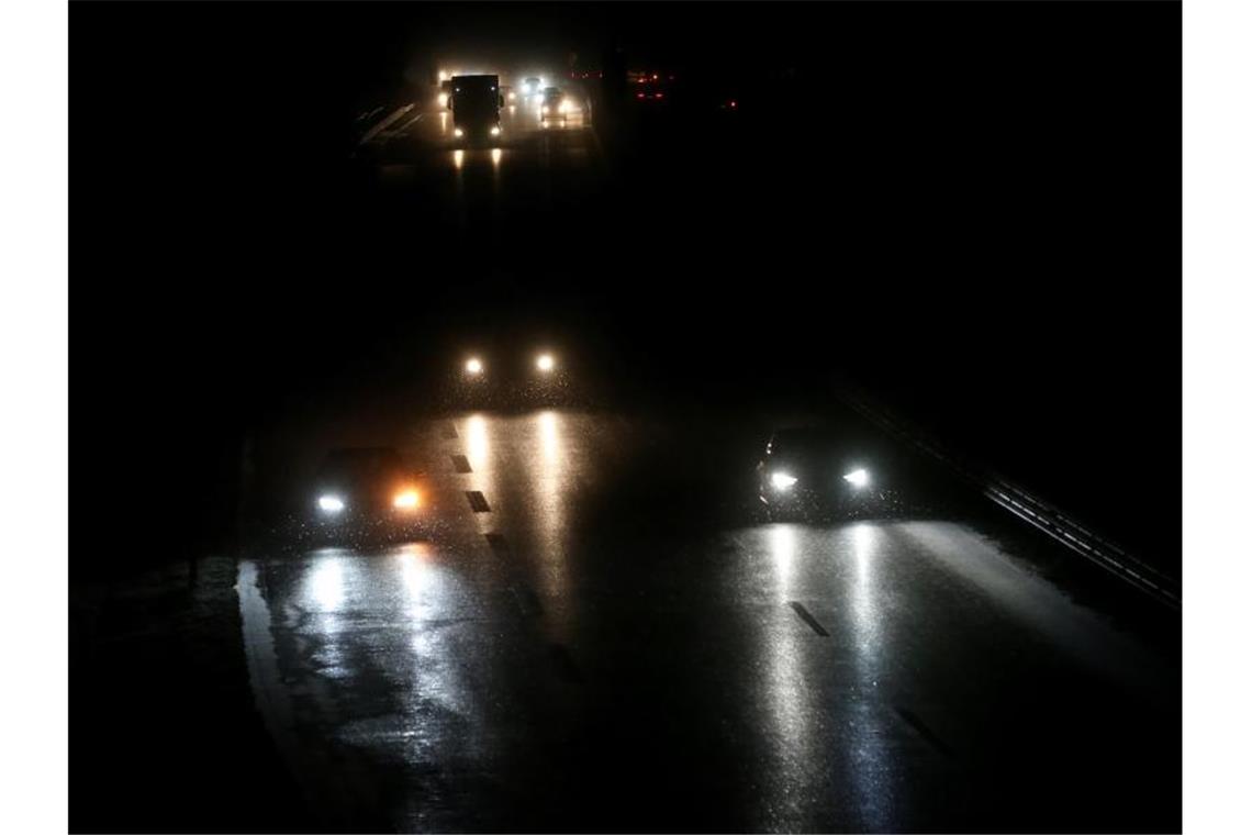 Autos fahren am frühen Morgen auf der Bundesstraße 16 im Schneetreiben. Foto: Karl-Josef Hildenbrand/dpa