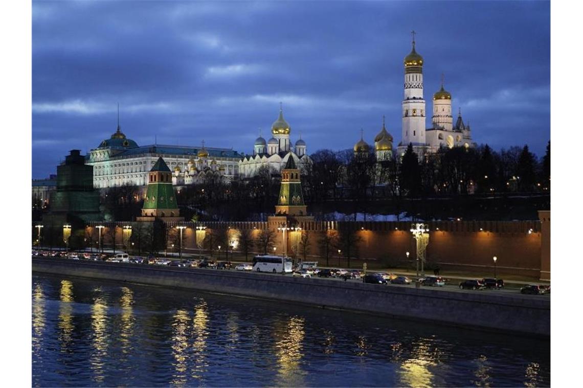 „Extremistisch“: Facebook und Instagram in Russland verboten Autos fahren am Ufer der Moskwa vor dem Kreml vorbei. Foto: -/AP/dpa