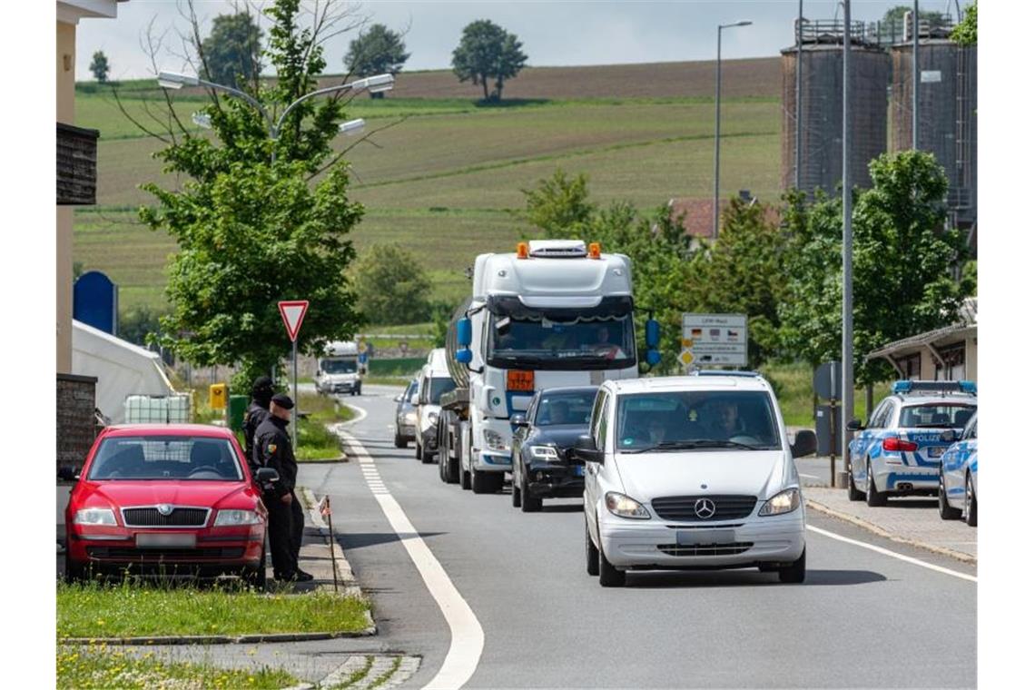 Autos fahren an der deutsch-tschechischen Grenze Richtung Tschechien. Nach fast drei Monaten öffnet Tschechien wieder seine Grenze für Bürger aus Deutschland, Österreich und Ungarn. Foto: Armin Weigel/dpa