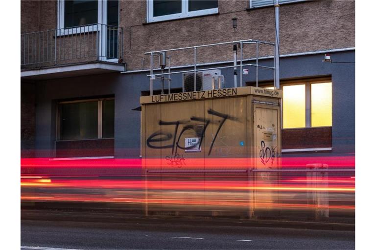 Autos fahren an der Schadstoff-Messstation vorbei. Im vergangenen Jahr haben einer vorläufigen Auswertung zufolge so wenige Städte wie noch nie den durchschnittlich erlaubten Grenzwert überschritten. Foto: Silas Stein/dpa