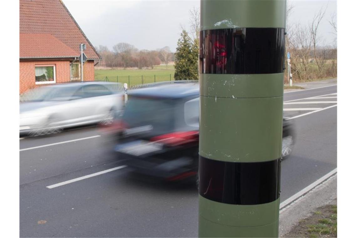 Städtebund mahnt ausgewogene Straßenverkehrsordnung an Autos fahren an einem Blitzgerät zur Geschwindigkeitskontrolle vorbei. Wegen eines Formfehlers in der Straßenverkehrsverordnung sind die neuen Regeln von den Bundesländern vorerst außer Vollzug gesetzt worden. Foto: picture alliance / Julian Stratenschulte/dpa