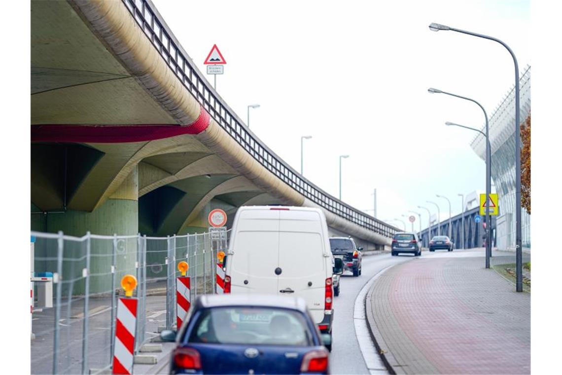 Marode Hochstraße Süd: Bus und Bahn ändern Routen Autos fahren an einem gesperrten Bereich der Hochstraße Süd vorbei. Foto: Uwe Anspach/dpa