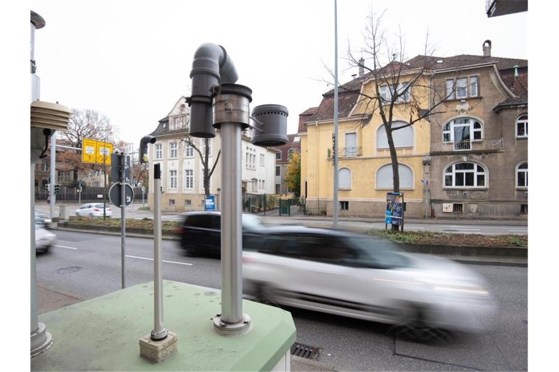 Gericht: Fahrverbote in Ludwigsburg wären unverhältnismäßig Autos fahren an einer Luftmessstation in der Ludwigsburger Friedrichstraße vorbei. Foto: Marijan Murat/dpa/Archivbild