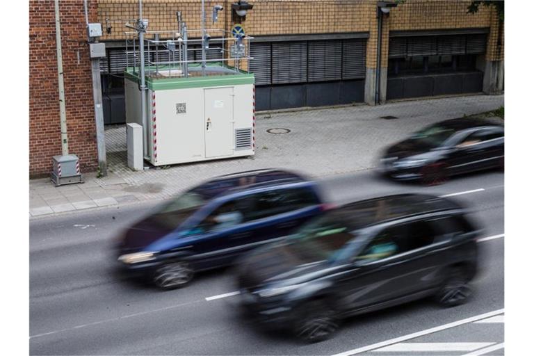 Autos fahren an einer Messstation für Feinstaub in Stuttgart vorbei. Foto: Christoph Schmidt/dpa/Archivbild