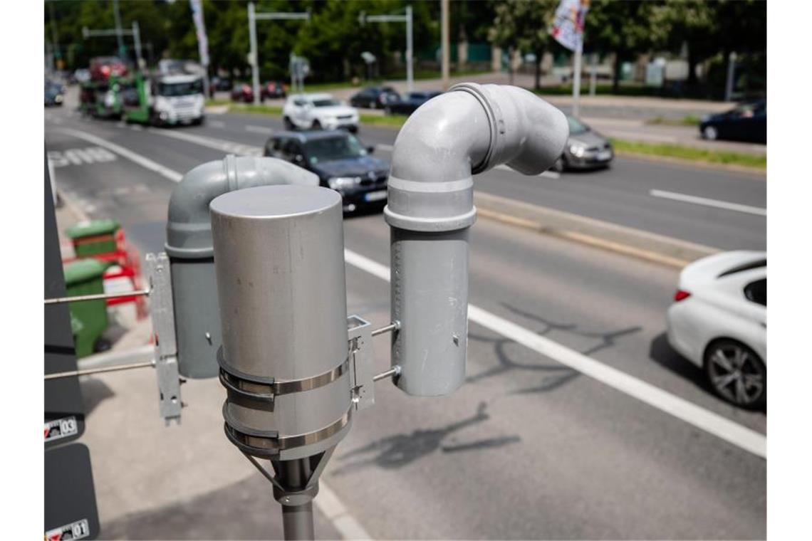 Autos fahren an einer Messstation in Ludwigsburg vorbei. Foto: Christoph Schmidt/dpa/Archivbild