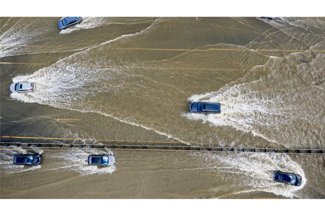 Autos fahren auf dem Highway 101 in Kalifornien, der von einer Springflut überflutet wird.