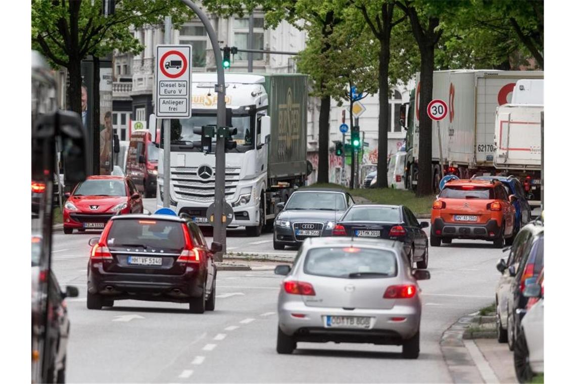 Luftreinheit: Sechs Städte 2020 über Stickoxid-Grenzwerten Autos fahren auf der Stresemannstraße in Hamburg, auf der für Dieselfahrzeuge bis einschließlich Schadstoffklasse V ein Fahrverbot herrscht. Foto: Markus Scholz/dpa
