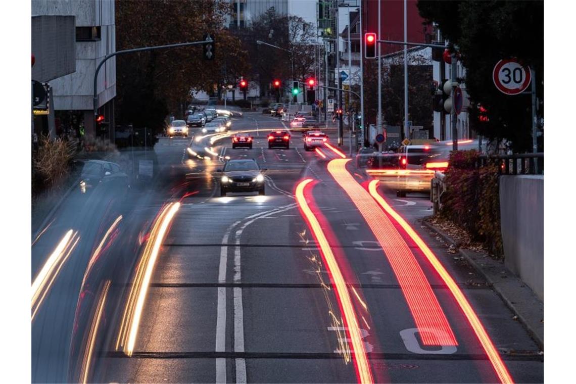 Autos fahren auf einer Hauptverkehrsstraße und ziehen dabei Leuchtspuren. Foto: Silas Stein/dpa/Archivbild