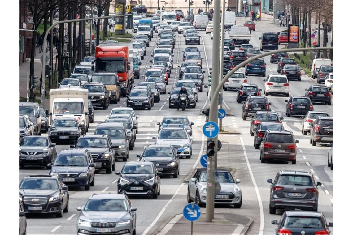 Anzahl der Autodiebstähle um 30,5 Prozent gesunken Autos fahren durch die Innenstadt. Foto: Markus Scholz/dpa/Symbolbild