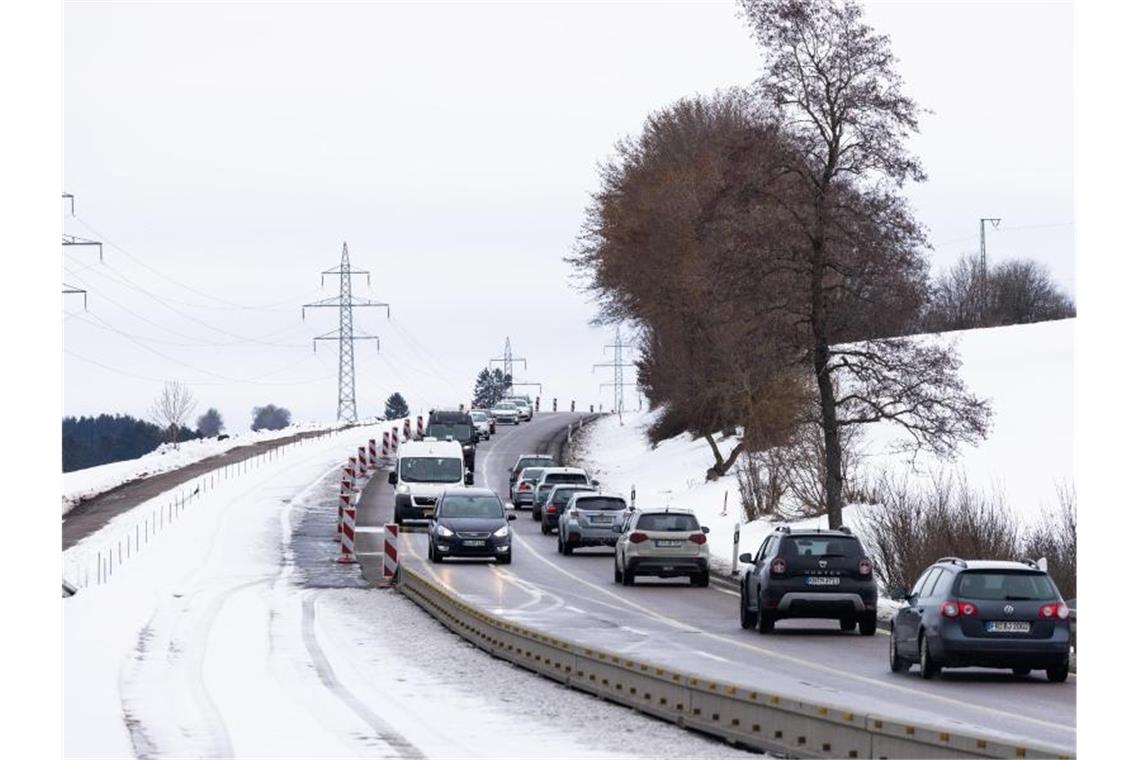 Ausbauten an Bundesstraßen 31 und 33 nähern sich Abschluss Autos fahren durch eine Baustelle auf der B31 zwischen Löffingen und Rötenbach. Foto: Philipp von Ditfurth/dpa/Archivbild