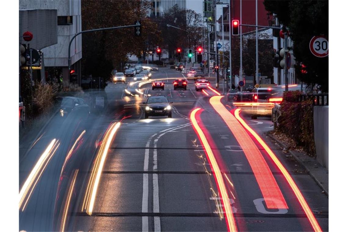 Vier Städte überschreiten noch die Stickoxid-Grenzwerte Autos fahren durch eine deutsche Innenstadt. Foto: Silas Stein/dpa/Archivbild