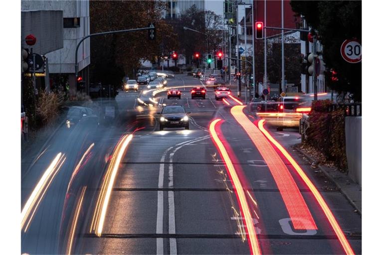 Autos fahren durch eine deutsche Innenstadt. Foto: Silas Stein/dpa/Archivbild