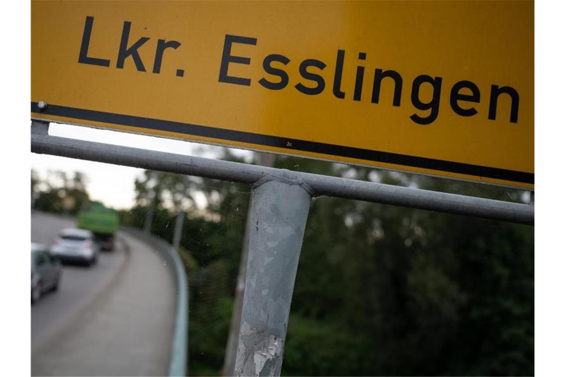 Erste Region im Südwesten überschreitet 50er-Corona-Marke Autos fahren hinter einem Schild mit der Aufschrift „Lkr. Esslingen“ entlang. Foto: Sebastian Gollnow/dpa