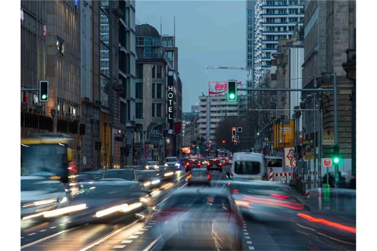 Autos fahren im dichten Feierabendverkehr in Berlin. Foto: Arne Immanuel Bänsch/dpa