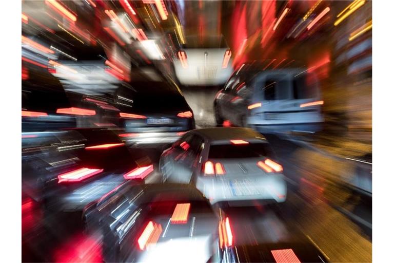 Autos fahren im Feierabendverkehr über eine Straße. Foto: Sebastian Gollnow/Archivbild