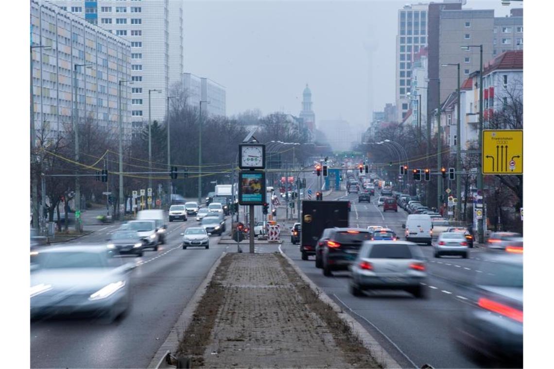 Autos fahren im morgendlichen Berufsverkehr durch Berlin. Foto: Christophe Gateau/dpa