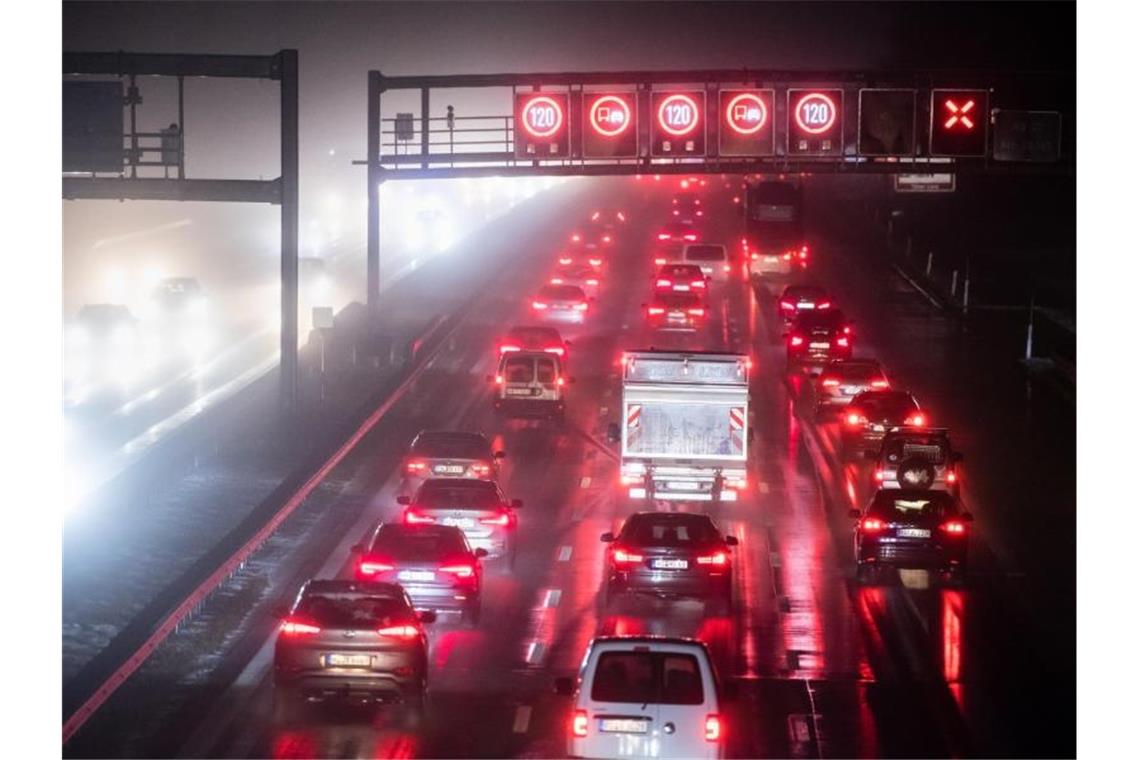 Sturm und Schnee behindern Verkehr in Teilen Deutschlands Autos fahren im Schneegestöber auf der A8 bei Holzkirchen. Meteorologen erwarten durch Sturmtief „Bianca“ heftigen Wind mit Sturmböen sowie Schneefälle. Foto: Matthias Balk/dpa