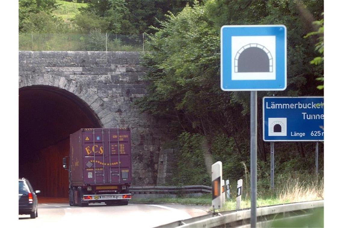 Autos fahren in den Lämmerbuckeltunnel. Foto: Stefan Puchner/dpa