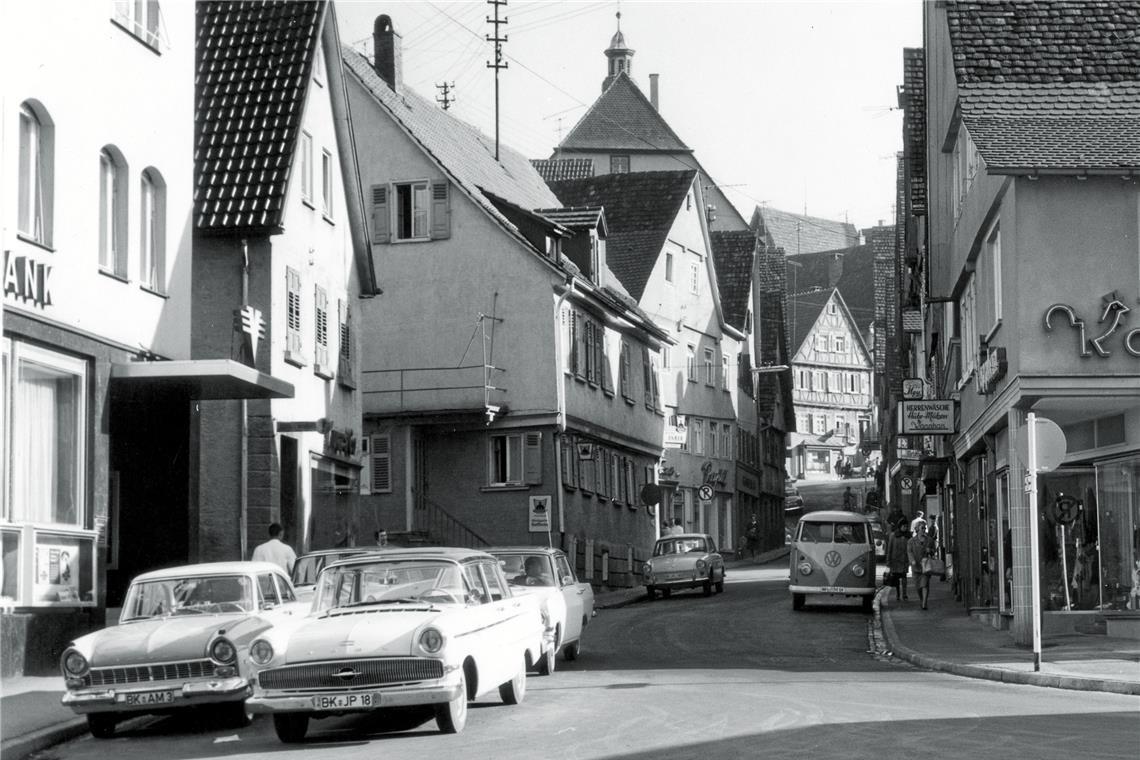 Automobilfotos aus acht Jahrzehnten Autos fahren in der Backnanger Schillerstraße im Jahr 1968.