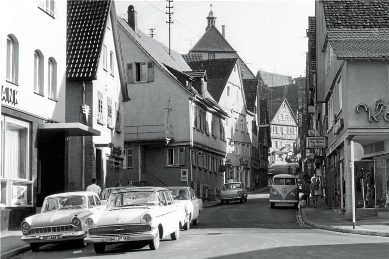 Autos fahren in der Backnanger Schillerstraße im Jahr 1968.