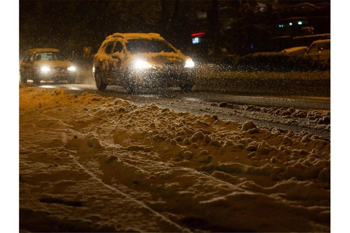 Vielzahl an Einsätzen: Schneechaos um Freiburg Autos fahren in Freiburg durch den Schneematsch. Foto: Philipp von Ditfurth/dpa