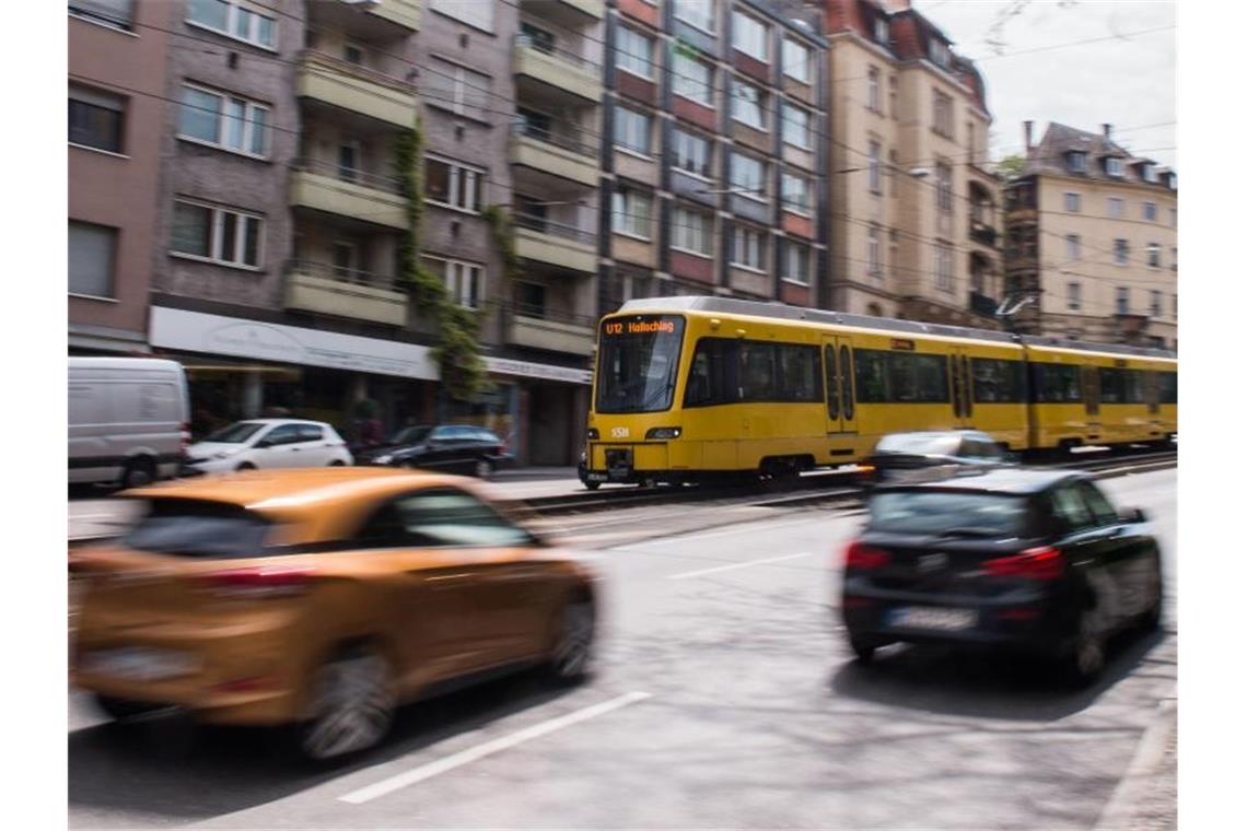 Autos fahren neben einer Stadtbahn der Stuttgarter Straßenbahnen AG (SSB). Foto: Lino Mirgeler/Archivbild