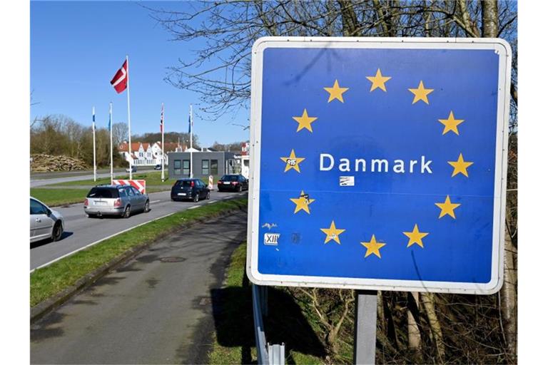 Autos fahren über den deutsch-dänischen Grenzübergang. Dänemark öffnet seine Grenzen wieder für deutsche Touristen. Foto: Carsten Rehder/dpa