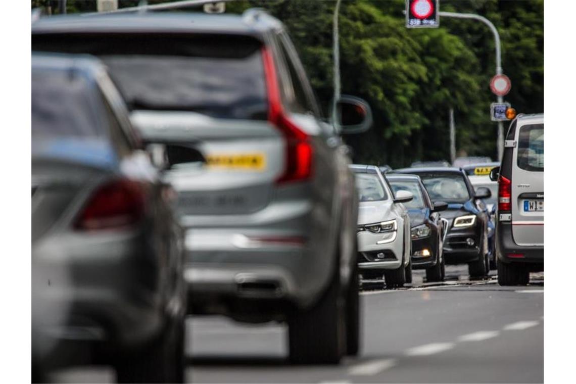 Autos fahren über die B14 am Stuttgarter Neckartor. Foto: Christoph Schmidt/Archivbild