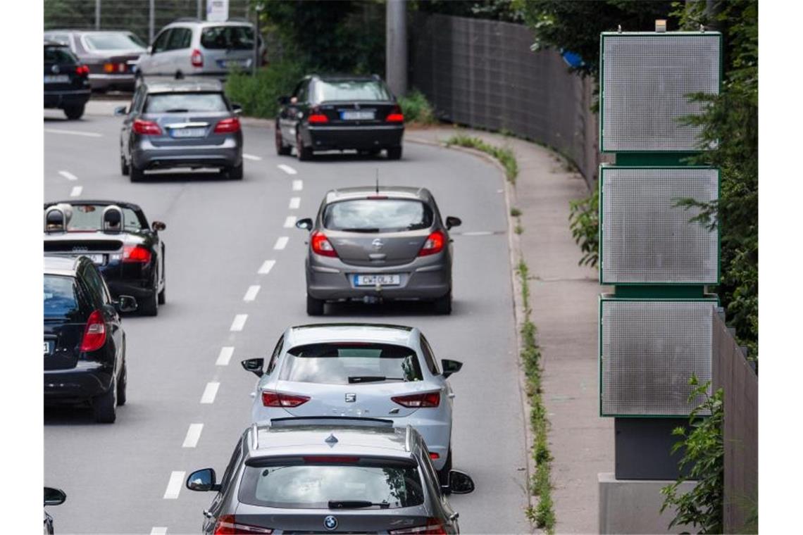 Stuttgart hält Stickstoffdioxid-Grenzwerte ein Autos fahren über die B14 am Stuttgarter Neckartor. Foto: Christoph Schmidt/dpa/Archivbild
