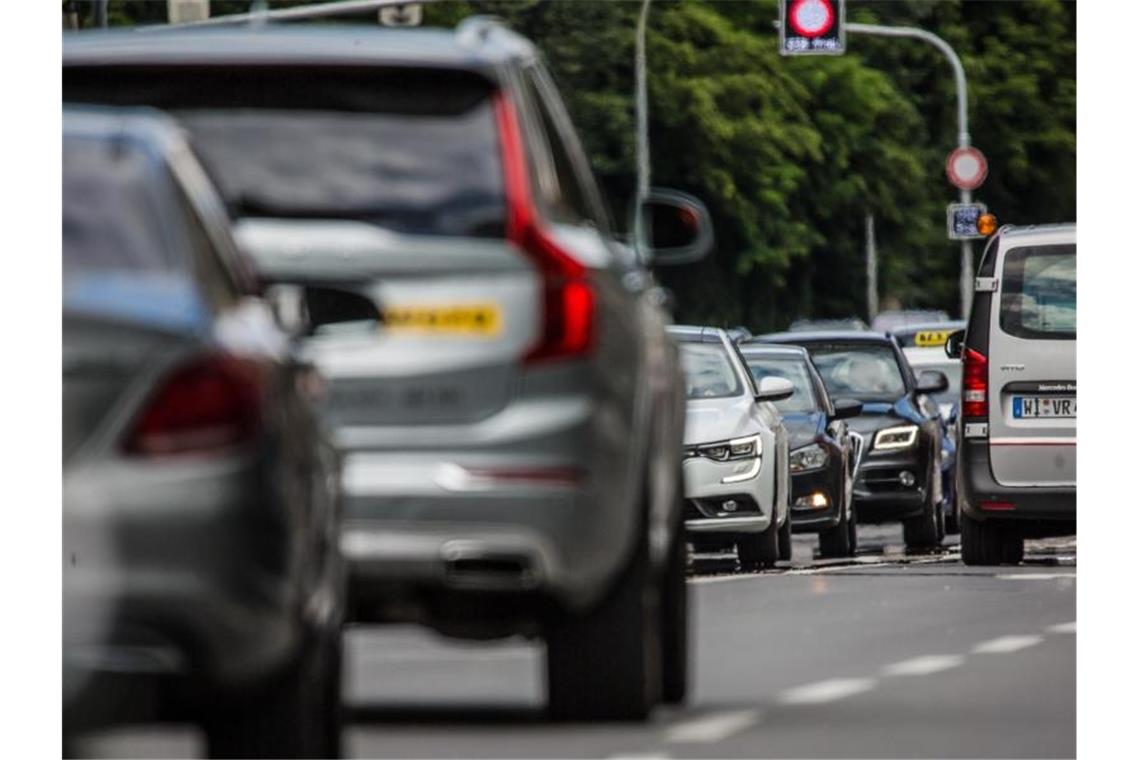 Stickstoffdioxid-Wert in vielen Städten im Südwesten zu hoch Autos fahren über die B14 am Stuttgarter Neckartor. Foto: Christoph Schmidt/Archiv
