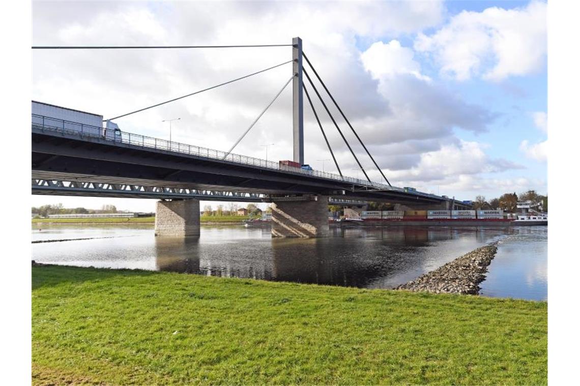 Autos fahren über die Rheinbrücke zwischen Karlsruhe und Wörth. Foto: Uli Deck/Archivbild