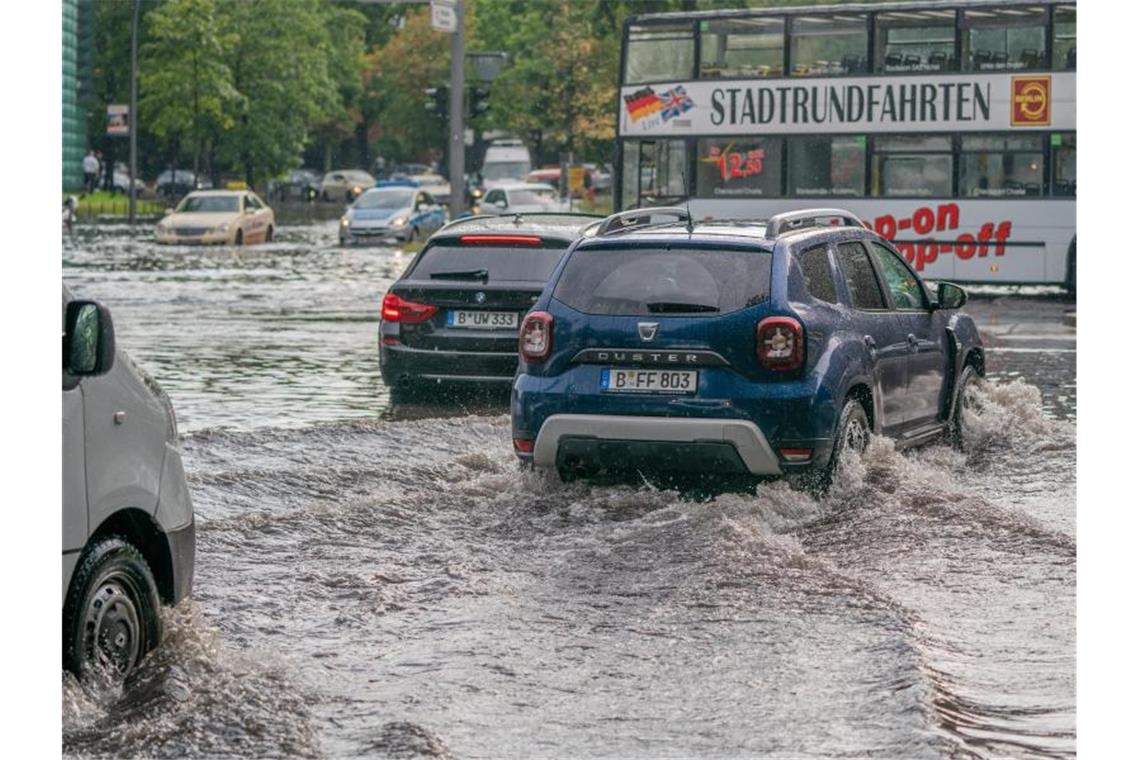 Autos fahren über die überflutete Tiergartenstraße in Berlin-Mitte. Foto: Michael Kappeler