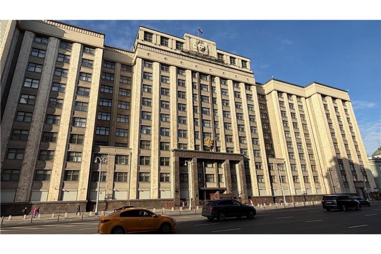 Autos fahren vor der Staatsduma - dem russischen Parlament - vorbei. (zu dpa: «Parlamentswahl in Russland geht zu Ende»)