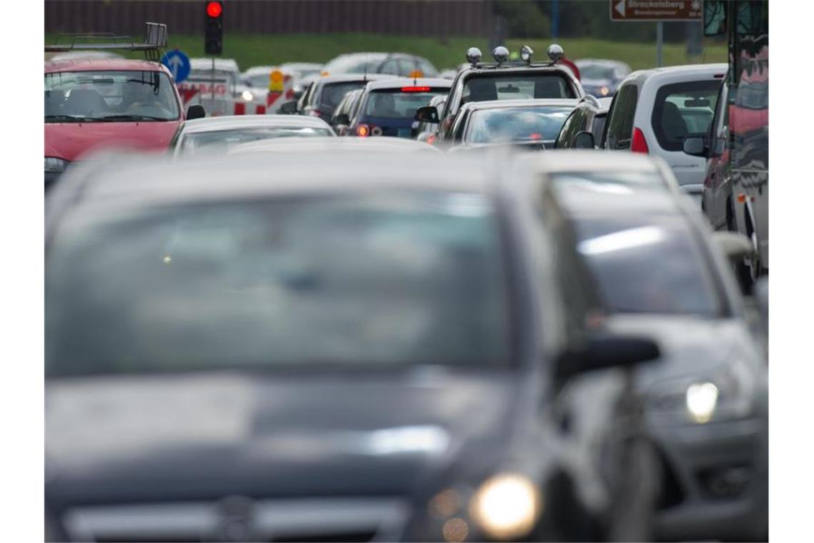 Viel Verkehr in den Pfingstferien erwartet Autos im Stau. Foto: Stefan Sauer/Archivbild
