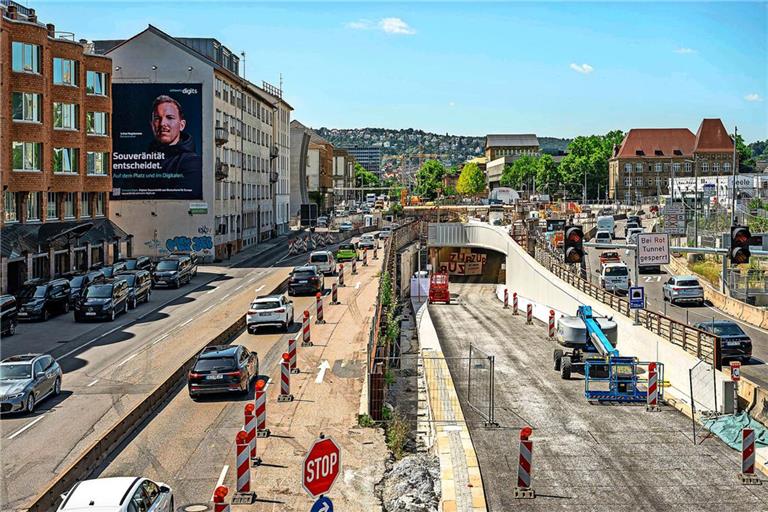 Autos in Richtung Charlottenplatz fahren bald durch den neuen Tunnelabschnitt und den sich daran anschließenden Bestandstunnel.