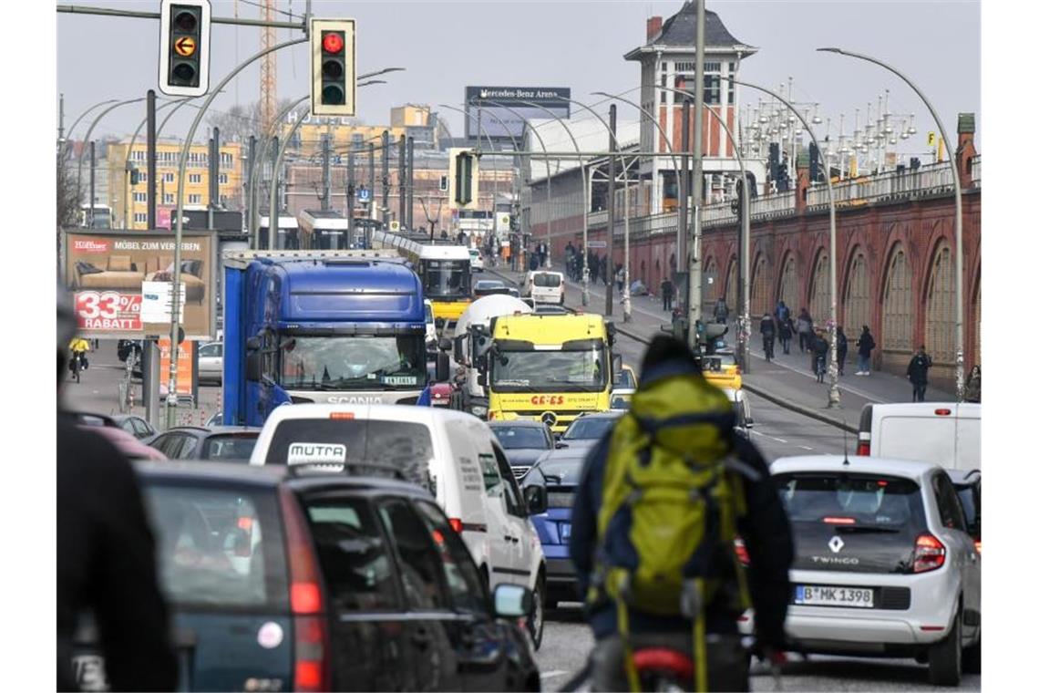 Autos, Lastwagen und Radfahrer fahren im Februar 2019 auf der Warschauer Straße in Berlin. Foto: Jens Kalaene/dpa-Zentralbild/dpa