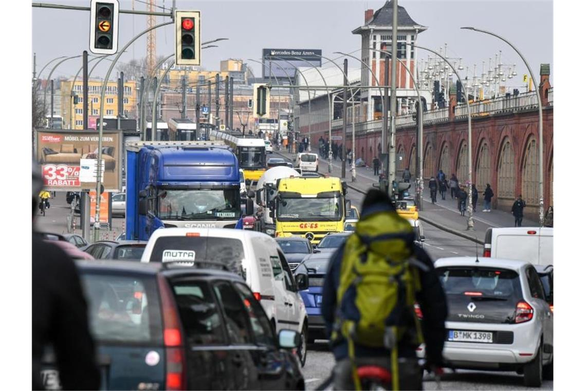 Tarife für Kfz-Versicherungen könnten steigen Autos, Lastwagen und Radfahrer fahren im Februar 2019 auf der Warschauer Straße in Berlin. Foto: Jens Kalaene/dpa-Zentralbild/dpa