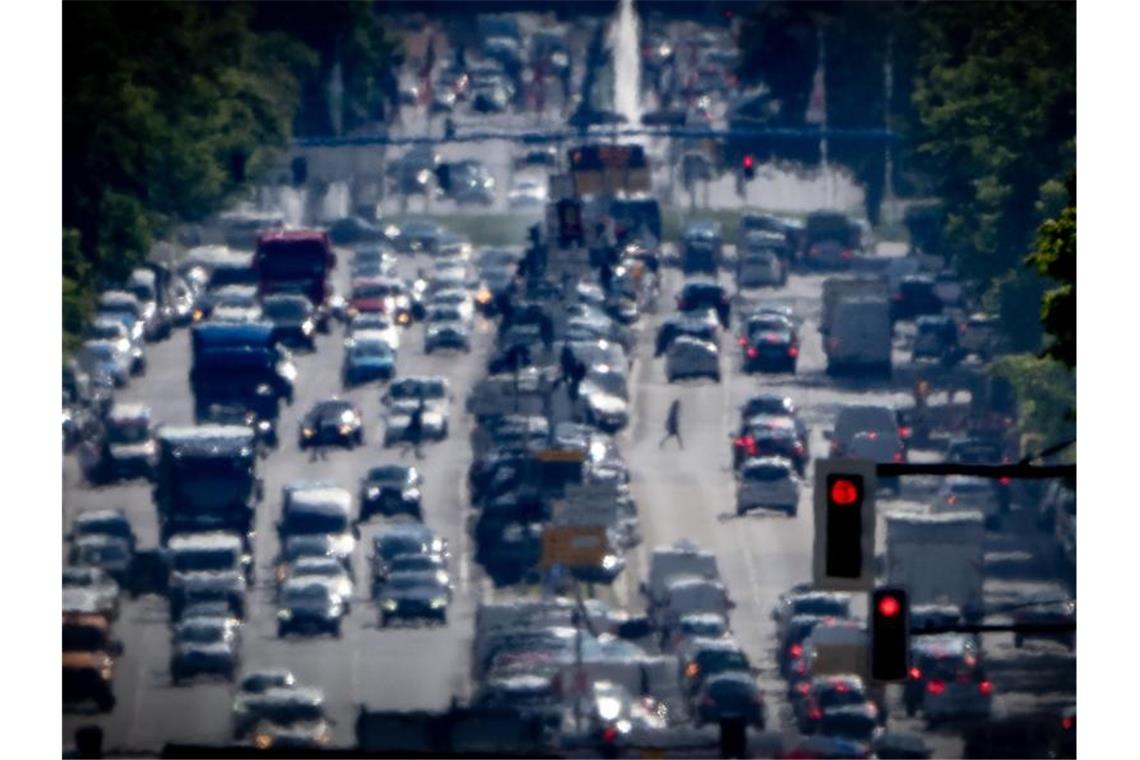 Autos, LKW und Lieferfahrzeuge auf einer Autobahn in Berlin: Der Jahresgrenzwert für Stickstoffdioxid liegt bei 40 Mikrogramm je Kubikmeter Luft im Jahresmittel. Foto: Michael Kappeler/dpa