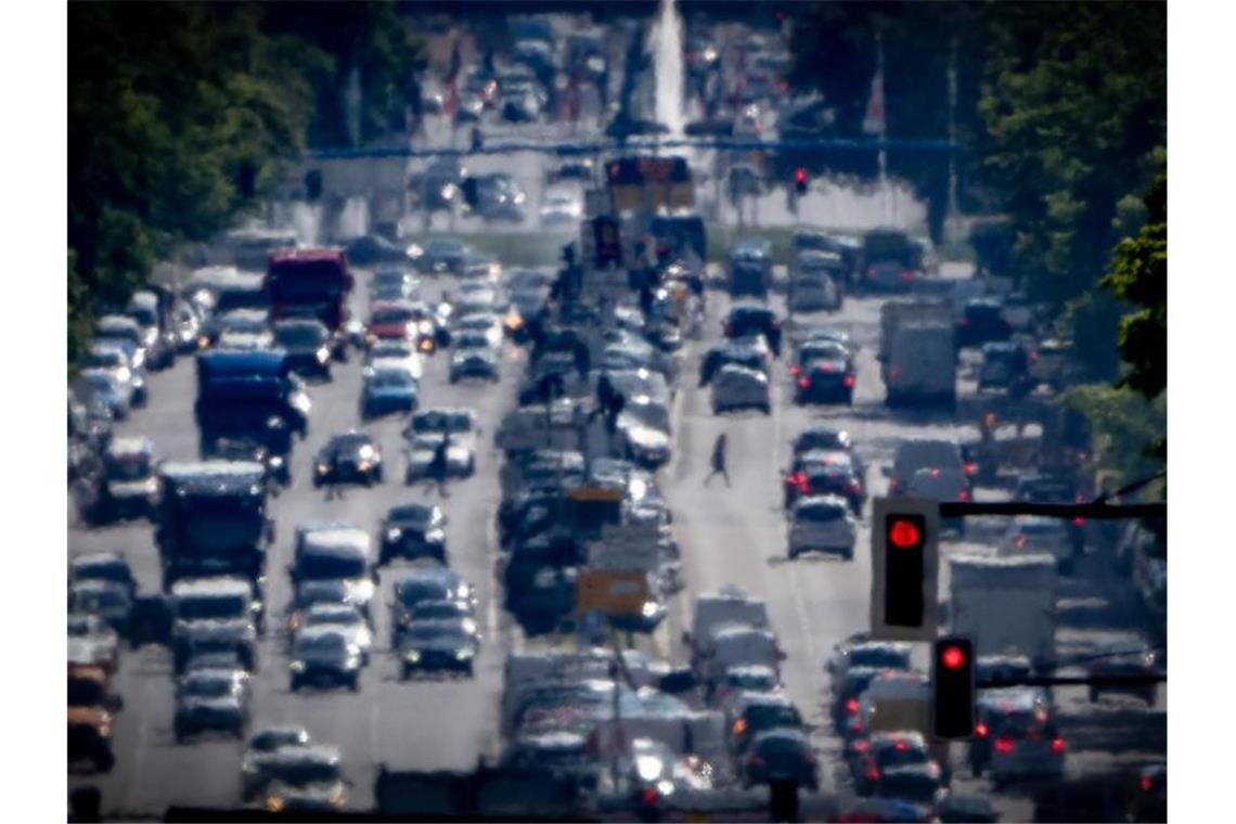 Autos, LKW und Lieferfahrzeuge fahren auf dem Kaiserdamm in Berlin stadteinwärts. Bei 3,4 Millionen Menschen in Deutschland lag der Arbeitsort im vergangenen Jahr in einem anderen Bundesland als der Wohnort. Foto: Michael Kappeler/dpa