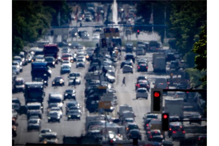 Autos, LKW und Lieferfahrzeuge fahren auf dem Kaiserdamm in der Hauptstadt stadteinwärts. Foto: Michael Kappeler/dpa