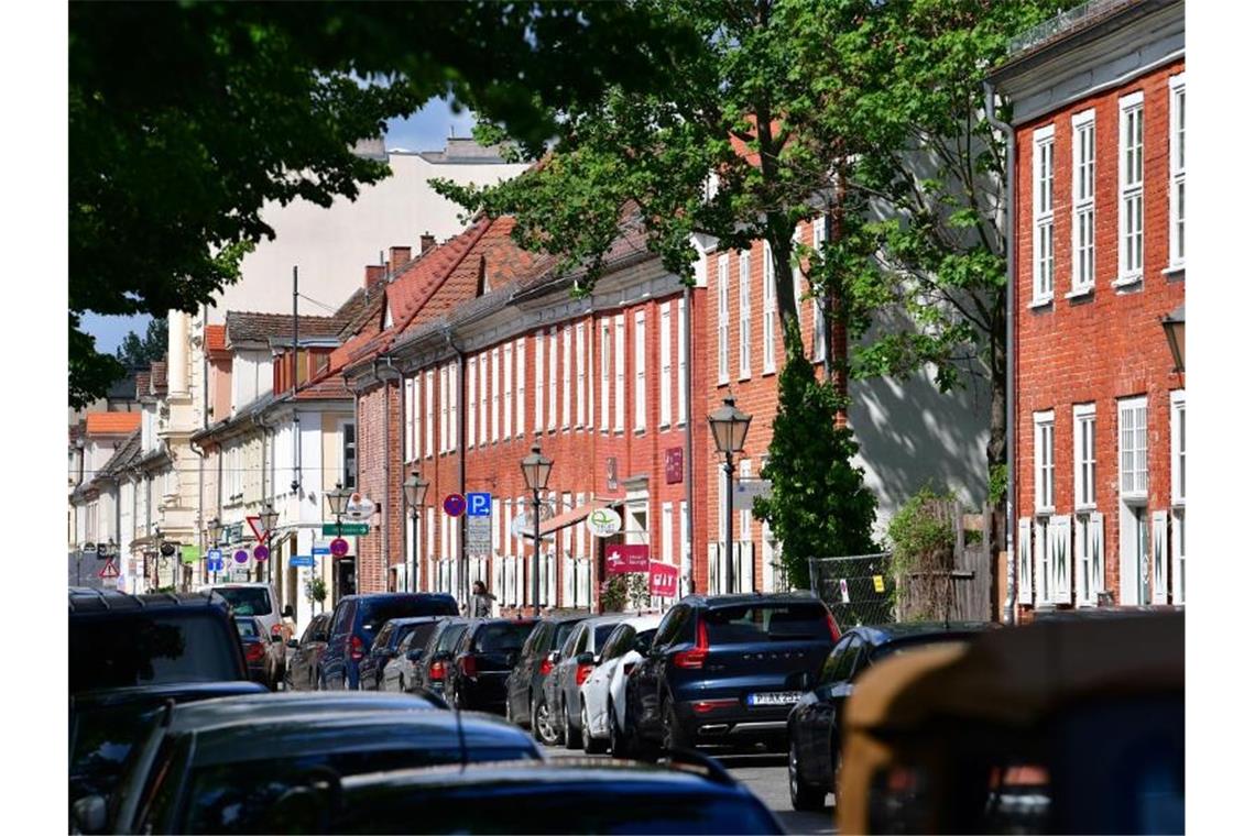 Autos parken dicht an dicht vor Häusern im Holländischen Viertel in Potsdam. Der Deutsche Städtetag will eine Verkehrswende mit einer deutlich verringerten Rolle des Autos. Foto: Soeren Stache/dpa-Zentralbild/dpa