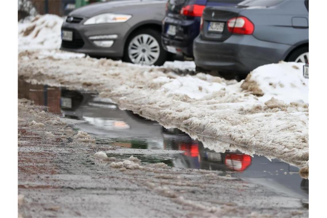 Zitterpartie vorbei: Tauwetter sorgt für Ende der Kältewelle Autos parken - wie hier in Halle - zwischen Schneehaufen. Das einsetzende Tauwetter hält auch bis zum Ende der Woche an. Foto: Jan Woitas/dpa-Zentralbild/dpa