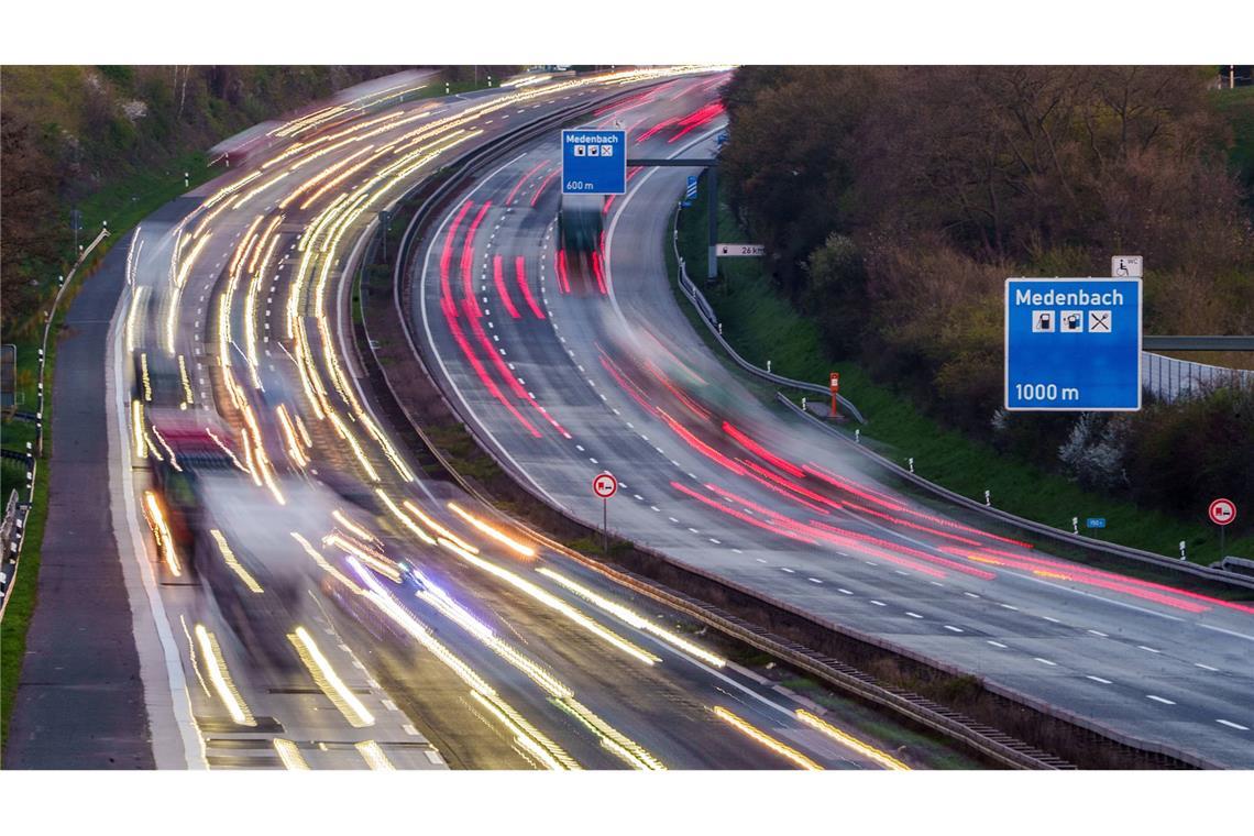 Autos sind auf der A3 in den Morgenstunden bei Wiesbaden unterwegs.