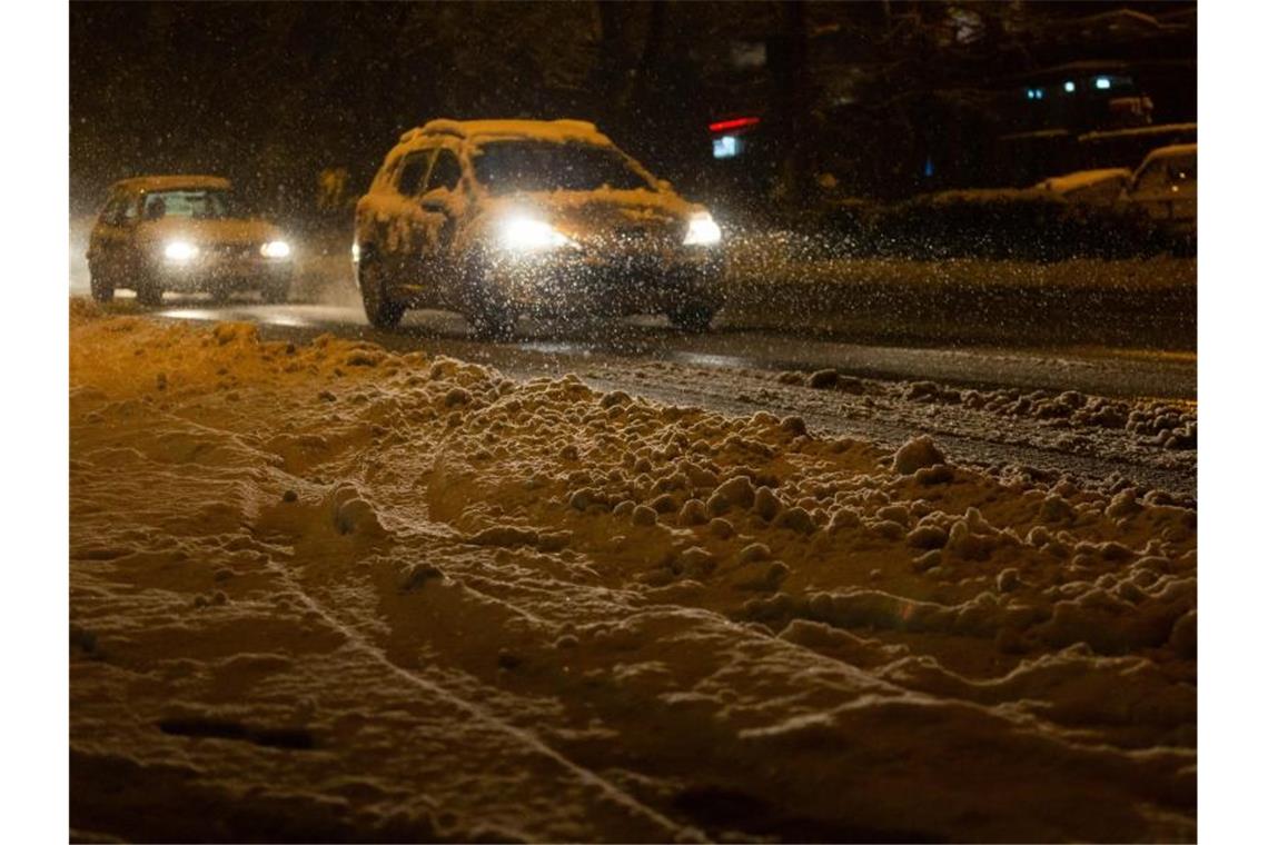 Schnee sorgt für Verkehrschaos im Südwesten Autos sind in Freiburg im dichten Schneetreiben unterwegs. Foto: Philipp von Ditfurth/dpa