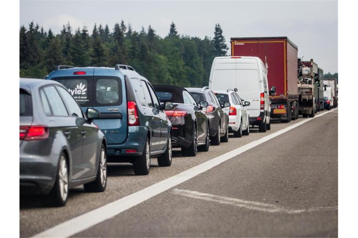 Viel Stau in Pforzheim: Stadt erstmals unter den Top-Ten Autos stauen sich auf der A8 Richtung Karlsruhe. Foto: Christoph Schmidt/dpa/Symbolbild