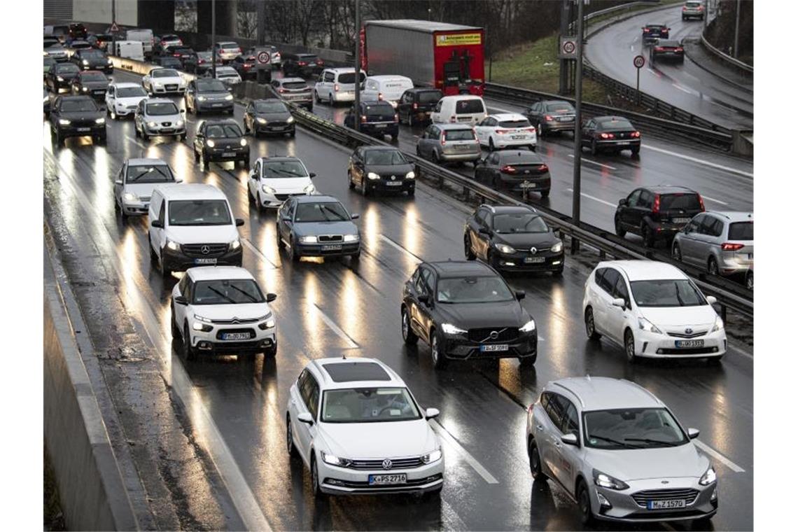 Fast wieder so viel Autobahn-Staus wie in Vor-Corona-Zeiten Autos stauen sich auf der Autobahn 100 in Berlin. Foto: Fabian Sommer/dpa