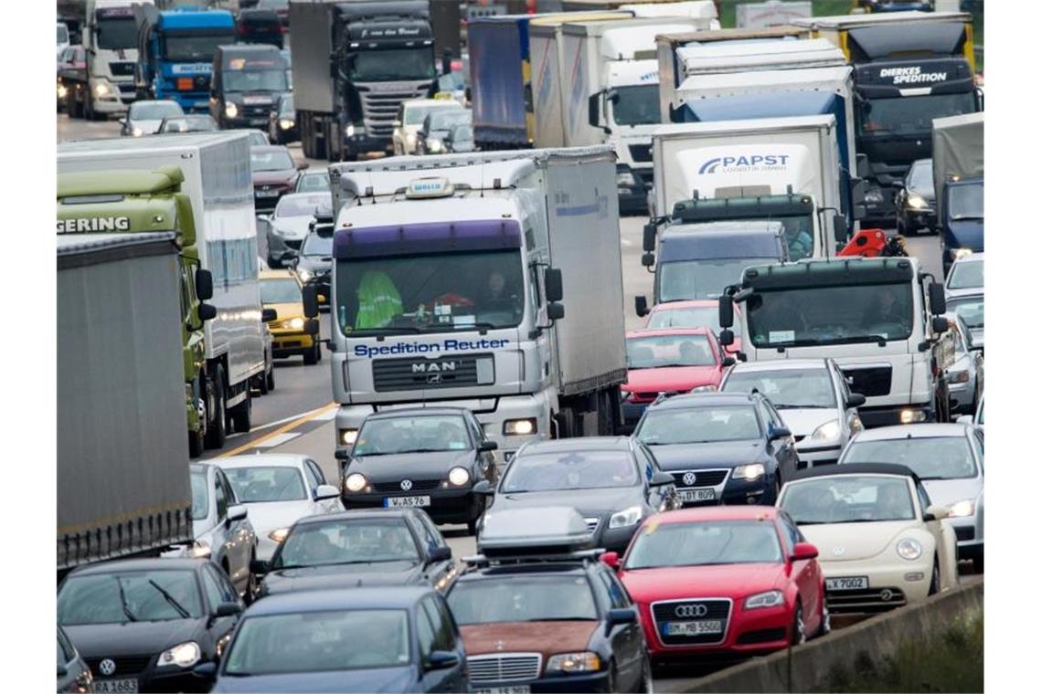 Autos stauen sich auf einer Autobahn bei Köln: Wo Mietpreissteigerungen besonders hoch ausfallen, kommt es überdurchschnittlich oft zu staubedingten Verkehrsbehinderungen. Foto: Rolf Vennenbernd