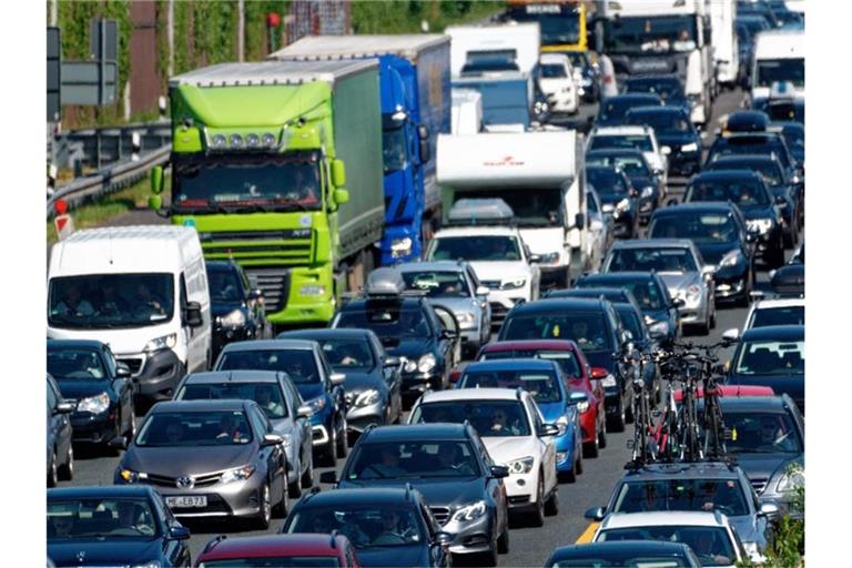 Autos stauen sich. Foto: Henning Kaiser/dpa/Symbolbild