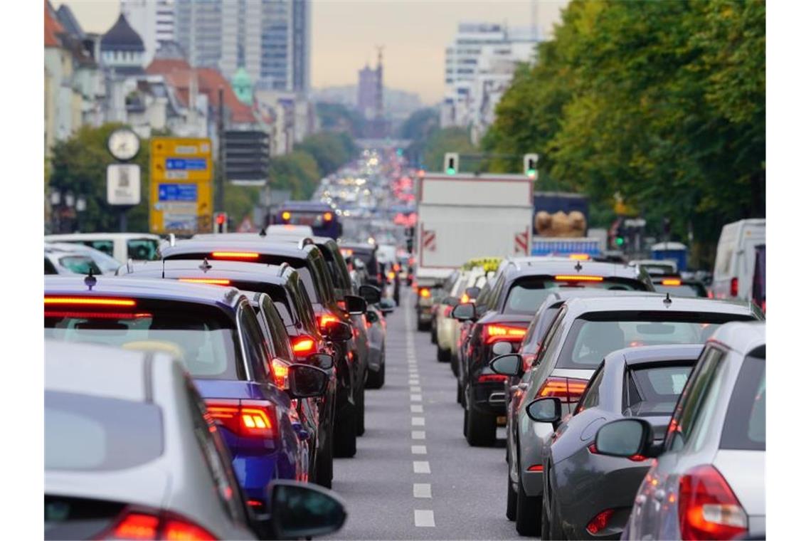 Behinderungen wegen bundesweiter Warnstreiks im Nahverkehr Autos stauen sich im Berufsverkehr auf dem Kaiserdamm in Berlin. Foto: Michael Kappeler/dpa